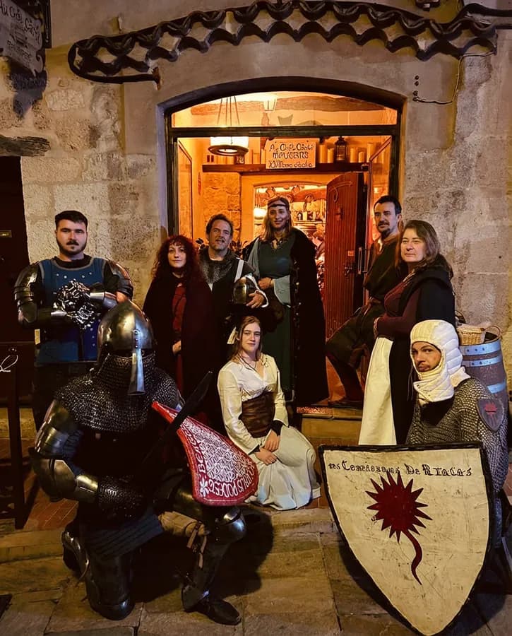 Lumières tamisées et décor en bois de la taverne