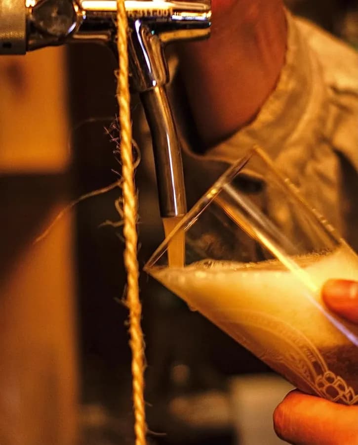 Tables dressées dans la salle principale