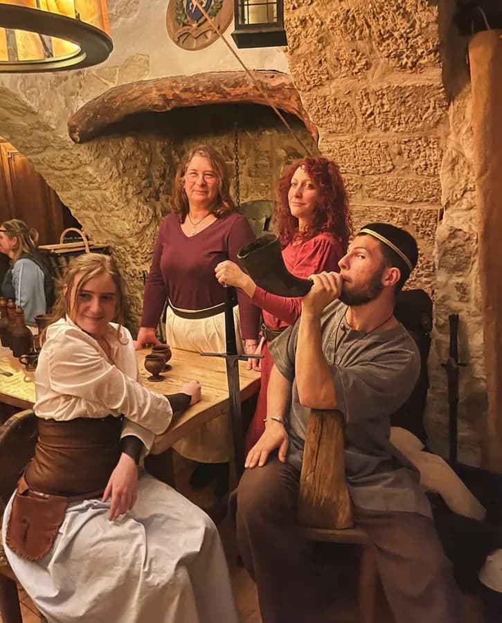 Salle de la taverne prête pour le banquet